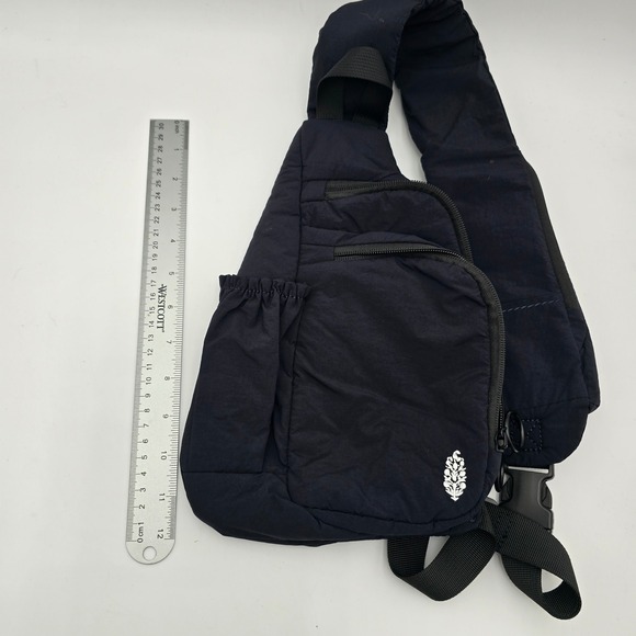 Free People Black Nylon Sling Bag Crossbody Chest Pack Adjustable Strap - Picture 5 of 6
